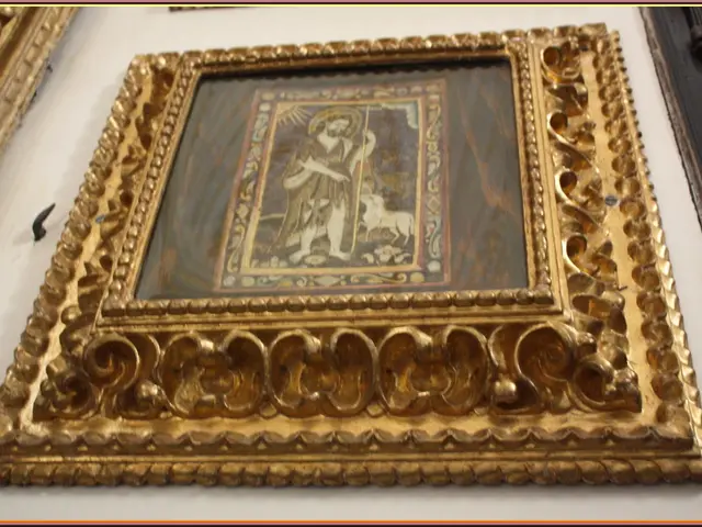 Burglars Target Elderly/Sick Residents in Cascais, Selling Stolen Gold