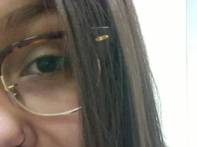 Contacts vs. Spectacles: Distinctions and Selection Guidance