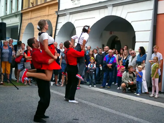 Four individuals, including a pregnant woman, find themselves trapped in a lift.